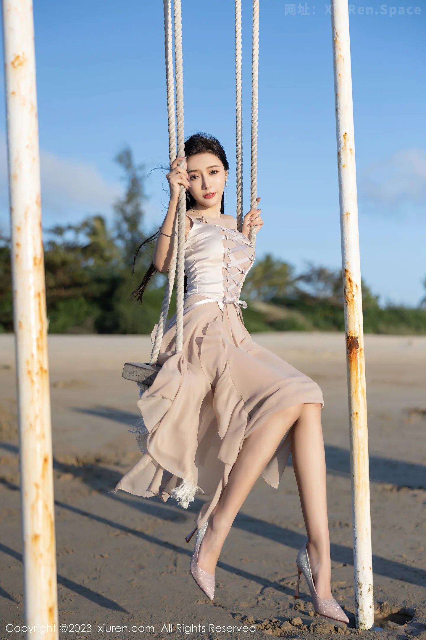 图片[4]-[XiuRen秀人网]2023.04.14 VOL.6581 王馨瑶yanni 粉色连衣裙与抹胸上衣加肉丝美腿性感私房写真集-秀人网官方网站